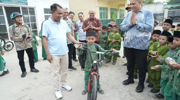 Bupati Sergai Hadiahkan Sepeda untuk Pelajar SD