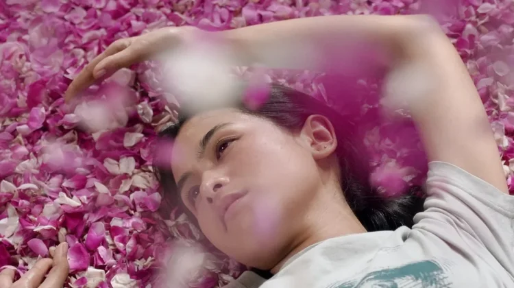 Dua Lagu Baru Maudy Ayunda & Aksi Nekat Angga di Film Para Perasuk