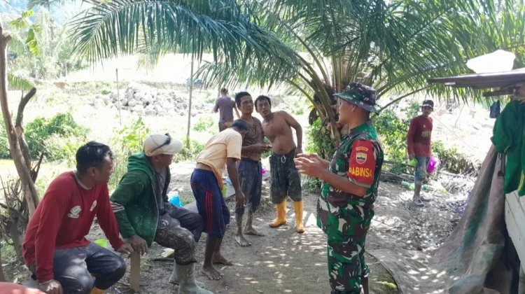 Babinsa Tetap Hadir Beri Semangat Pekerja KDKMP Lau Lebah