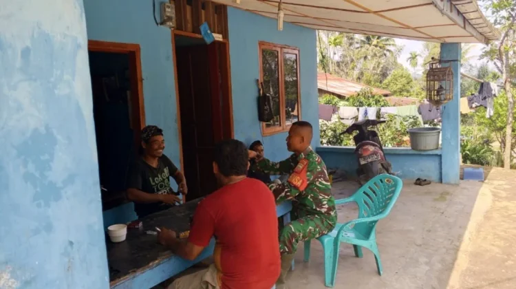 Babinsa Koramil 06/Kerajaan Rajut Kedekatan lewat Anjangsana