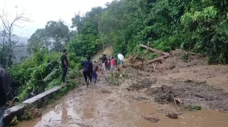 Jalan Tarutung-Sipirok Terdampak Longsor Sebabkan Lalin Putus, Pickup Tertimbun