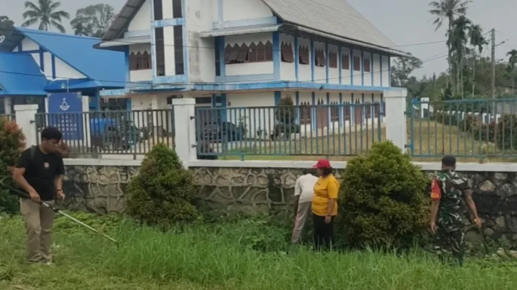 Warga Gotong Royong Bersihkan Jalan Gereja HKBP Parongil