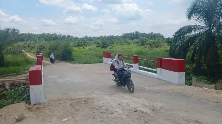 Babinsa Koramil Bersama Warga Rampungkan Pembangunan Jembatan Armco