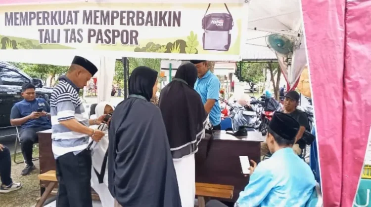 Jemaah Haji Antusias Perkuat Tali Tas sebelum Berangkat ke Tanah Suci