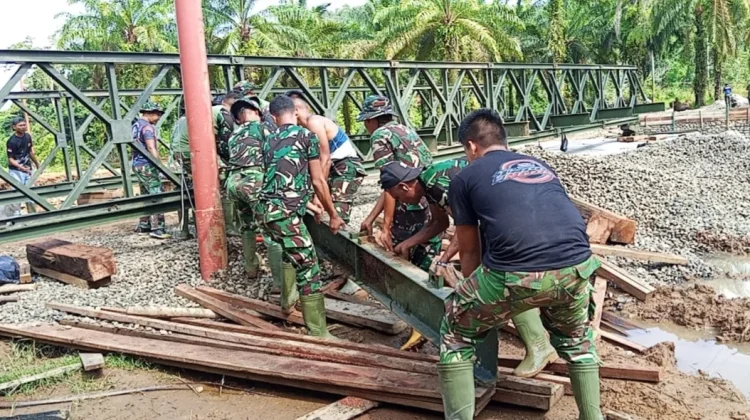 Kodim 0211/TT Bangun  Jembatan Modular Type 21 di Desa Ampolu Pasca Banjir Band