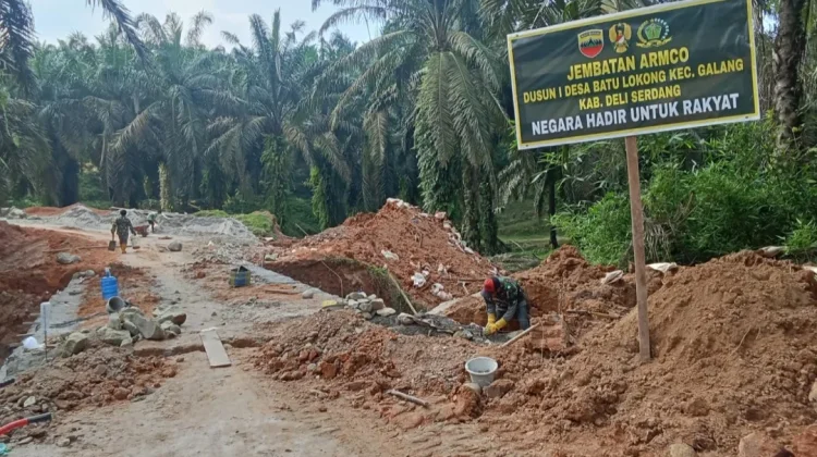 TNI Bangun Jembatan Armco di Desa Batu Lokong, Kec. Galang