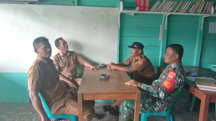 Babinsa Koramil 04/Tigalingga Ajak Perangkat Desa Tingkatkan Kewaspadaan