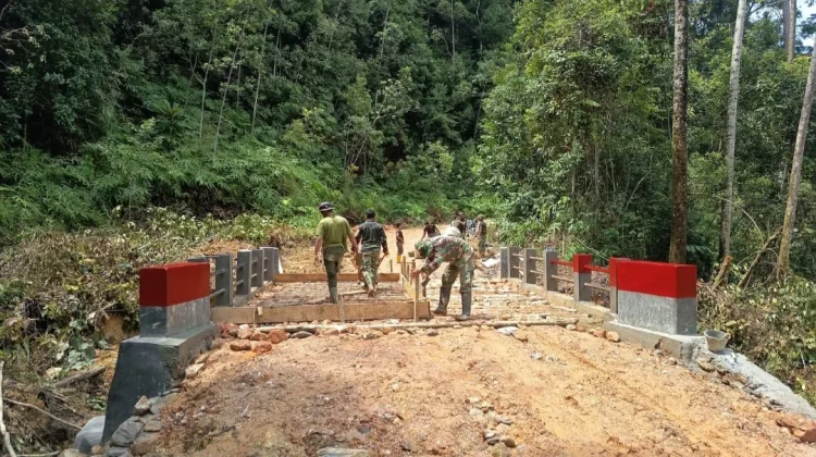 TNI Bersama Warga Wujudkan Pembangunan Jembatan Aramco di Pakpak Bharat
