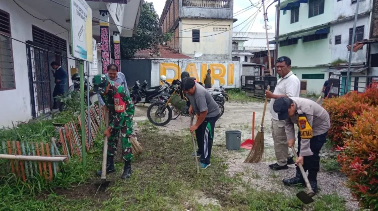 Babinsa dan Bhabinkamtibmas Perkuat Sinergi lewat Gotong Royong