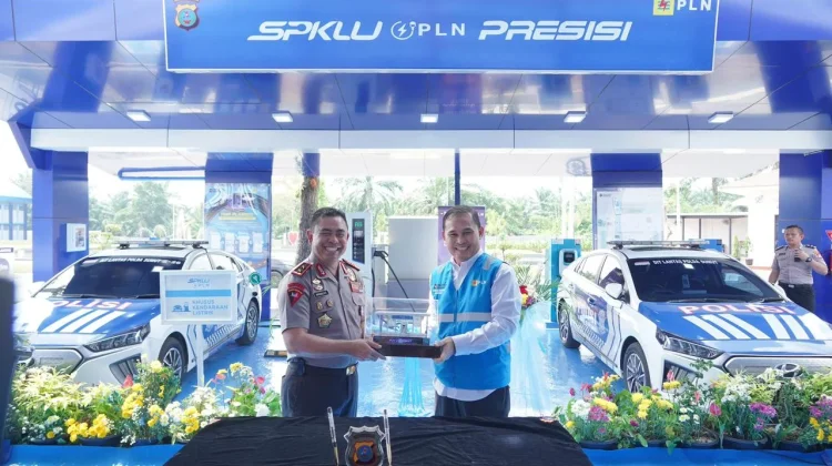 Kapolda Sumut Apresiasi PLN Mobile saat Mencoba SPKLU Ultra Fast Charging