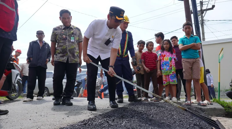 Tinjau Jalan Rusak di Medan Marelan, Rico Langsung Lakukan Penambalan