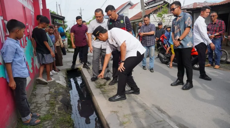 Rico Waas Tinjau Banjir Mabar, Drainase Sekolah Dinormalisasi