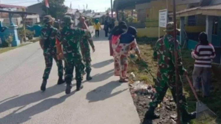 Personel Koramil 09 Teluk Mengkudu Gotong Royong bersama Warga