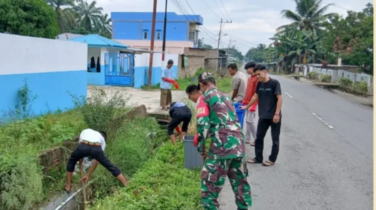 Sinergitas TNI Bersama Warga Lakukan Gotong royong