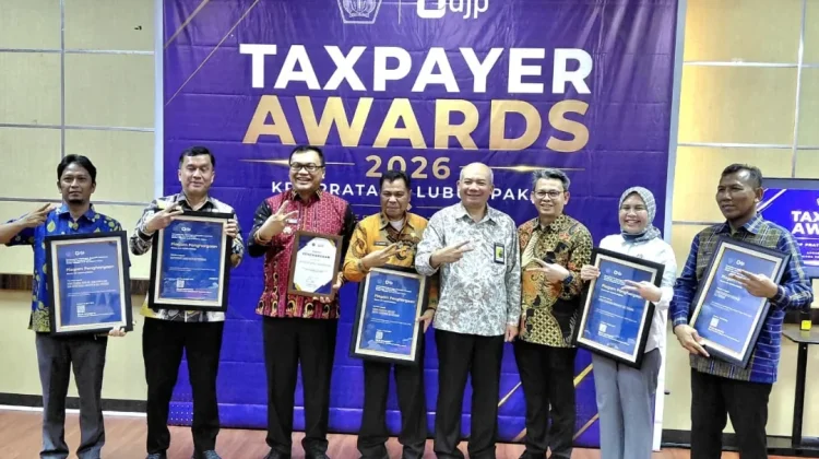 Bupati Deli Serdang Bersama Lima OPD Raih Penghargaan