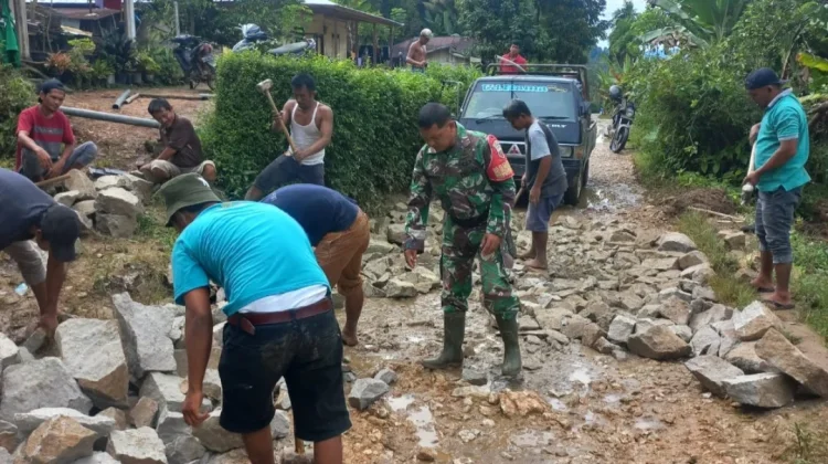 Babinsa dan Masyarakat Pardomuan Gotong Royong Perkeras Badan Jalan