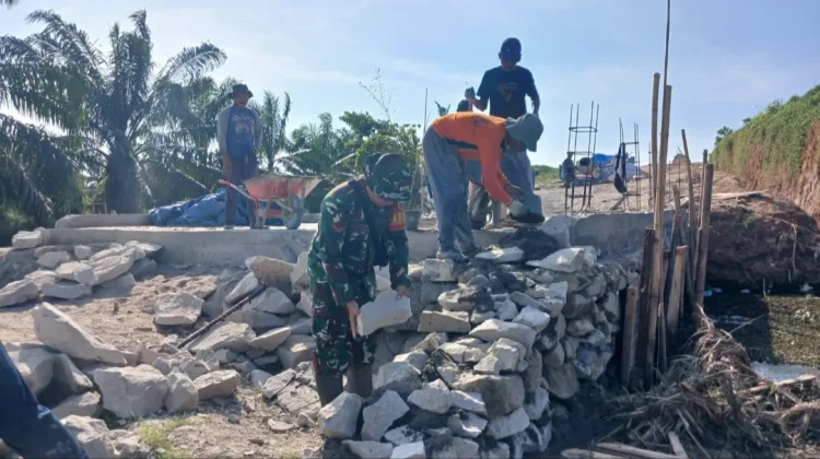 Kodim 0208/AS Rampungkan Pembangunan Jembatan Armco di Desa Teluk dalam