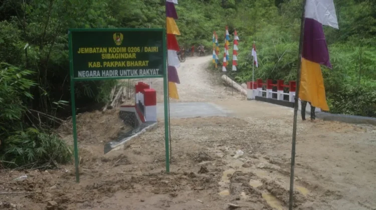 Prajurit Kodim 0206/Dairi Tuntaskan Dua Jembatan Armco di Pakpak Bharat
