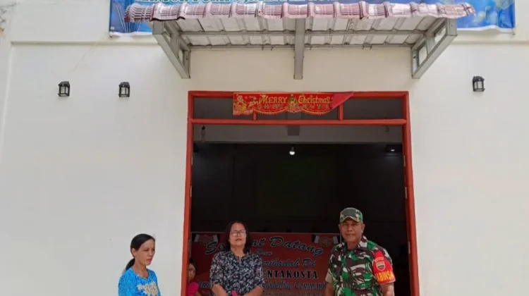 Babinsa Tigalingga Monitoring Warga saat  Beribadah