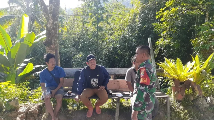 Babinsa Koramil 06/Kerajaan Komsos dengan Warga