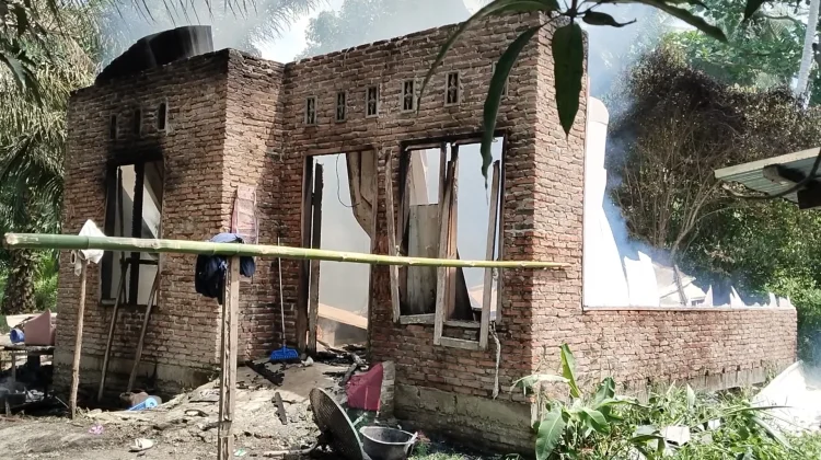 Satu Unit Rumah Semi Permanen di Sei Raja Terbakar Diduga Akibat Korsleting
