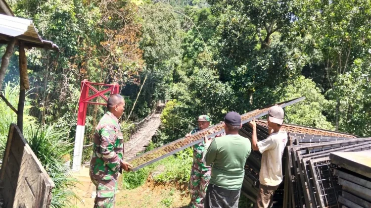 Aksi TNI dan Warga Angkut Besi Jembatan Seberangi Sungai Lae Kombih