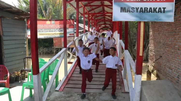 Polres Tanjungbalai Serahkan Jembatan Merah Putih