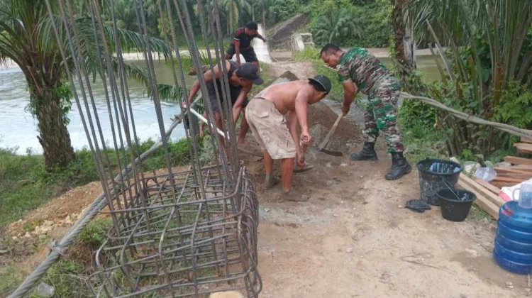 Kodim 0212/TS Perbaiki Jembatan Perintis Garuda di Padang Lawas