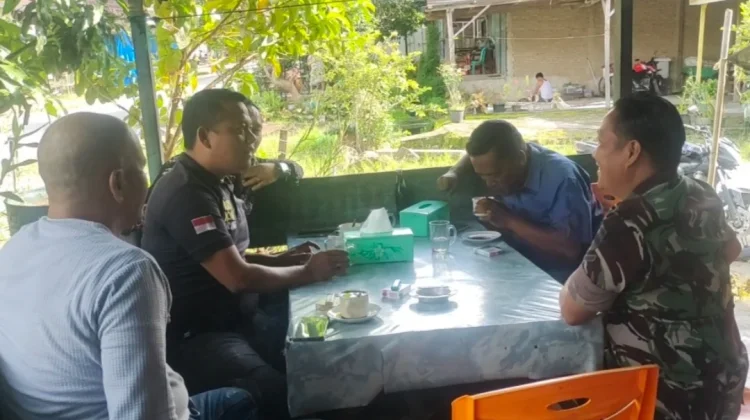 Babinsa dan Kanit Reskrim Bahas Keamanan hingga Kenakalan Remaja di Parongil