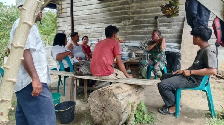 Babinsa dan Kades Tualang Dengarkan Langsung Curhat Warga
