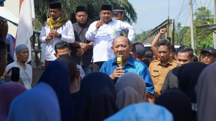 Temui Massa Aksi Damai, Bupati Langkat: Pastikan Jalan Air Hitam Segera Diaspal