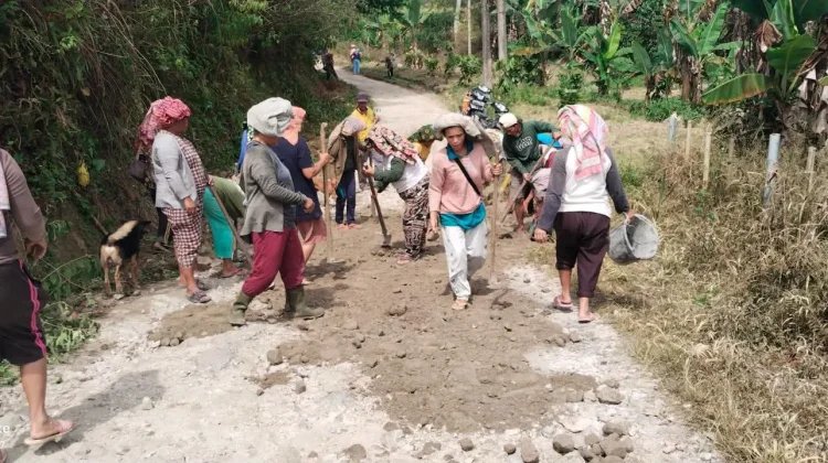 Jatagena Pegagan Hilir Bergerak, Warga Simanduma Gotong Royong Perbaiki Jalan