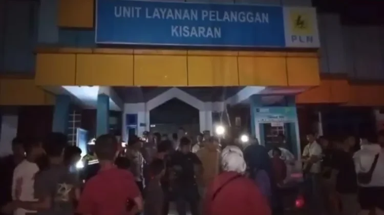 Puluhan Massa Sampaikan Aspirasi di PLN Kabupaten Asahan Terkait Pemadam Listrik