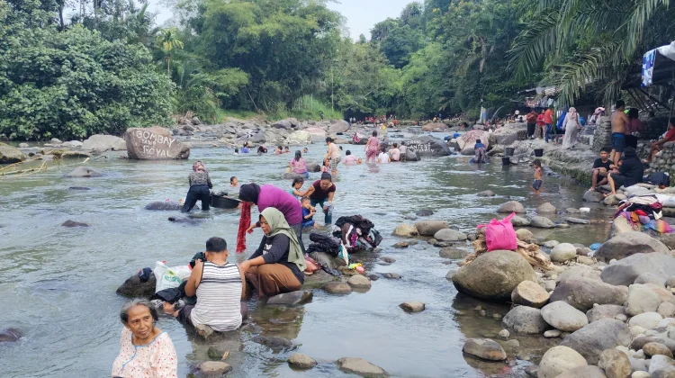 Warga Medan  Padati Wisata Sungai untuk Nikmati Libur Akhir Pekan