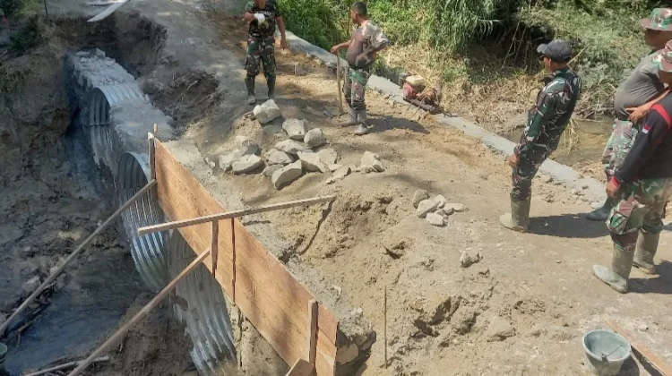 TNI dan Warga Bangun Jembatan Penghubung Antar Dusun di Dairi