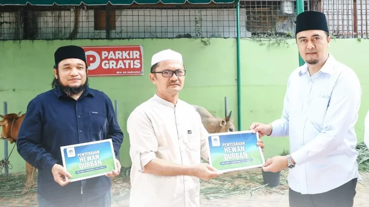 Perumda Tirtanadi Salurkan 13 Sapi Kurban