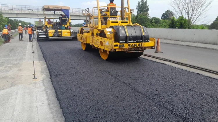 Jelang Libur Panjang, HKA Rampungkan Pengaspalan Tol Kayu Agung–Palembang