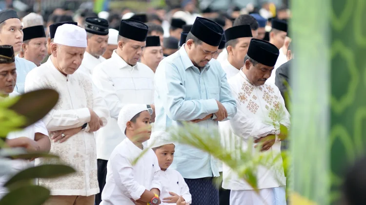 Bobby Nasution Salat Iduladha Bersama Ribuan Warga, Salurkan 167 Hewan Kurba