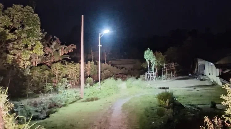 Maruli Siahaan Pasang Lampu Jalan di 13 Titik Dusun I Bahalimbalo Tapanuli Utara