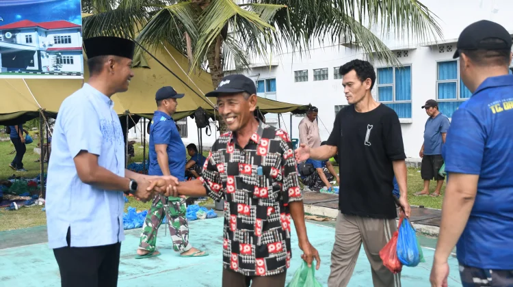 Lanal TBA Kurban 45 Ekor, Bagikan 850 Paket Daging kepada Warga