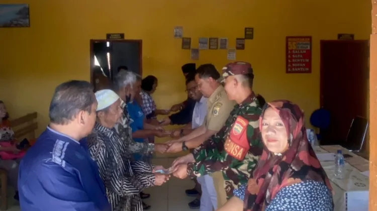 Babinsa Pastikan Bantuan BLT DD  Tepat Sasaran