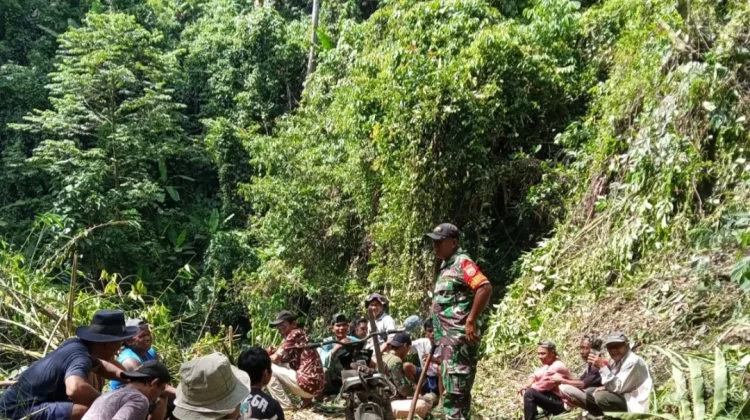 Babinsa dan Kades Turun Tangan Ajak Warga Gotong Royong di Lau Mulgap
