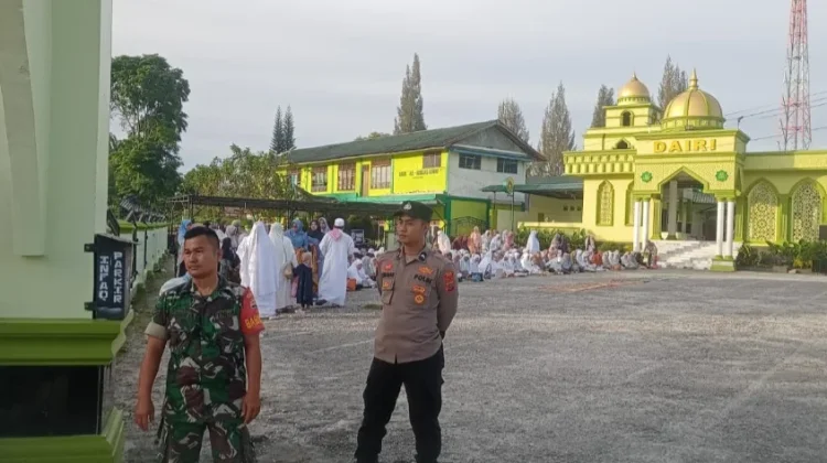 Babinsa dan Bhabinkamtibmas Amankan Salat Iduladha di Masjid Agung Sidikalang