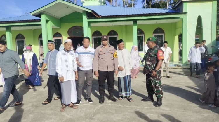 Babinsa dan Polisi Kompak Kawal Salat hingga Pemotongan Qurban