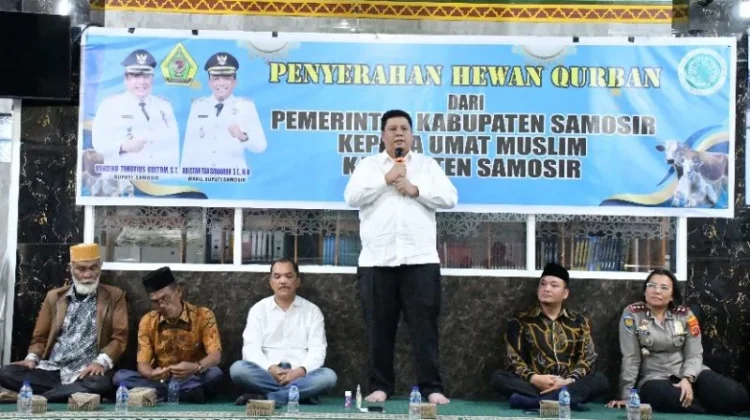 Pemkab Samosir Serahkan Hewan Kurban Iduladha
