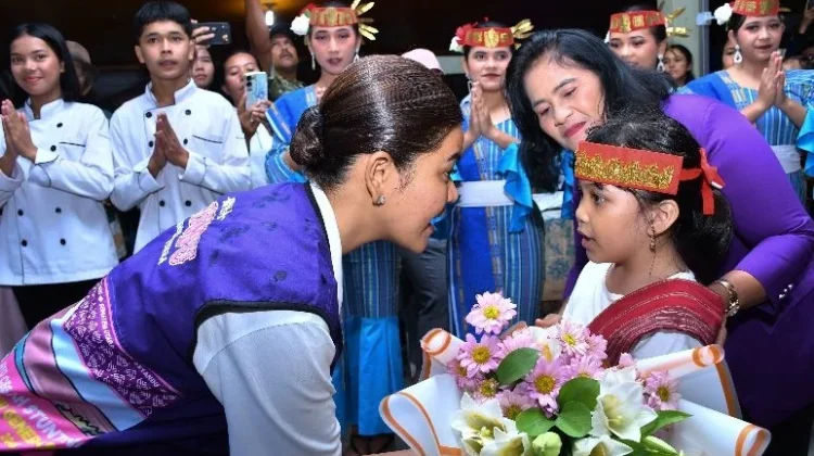 Kahiyang Ayu Tinjau Pelayanan Posyandu di Samosir