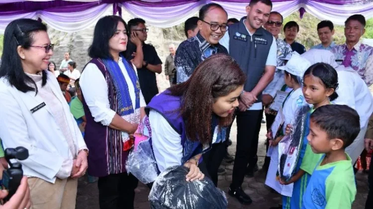 Kahiyang Ayu Tinjau Posyandu dan Lantik Dokter Kecil di Samosir
