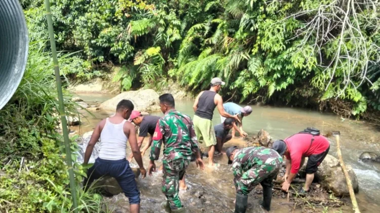 Koramil 06/Dolok dan Warga Gotong Royong Bangun Jembatan di Paluta