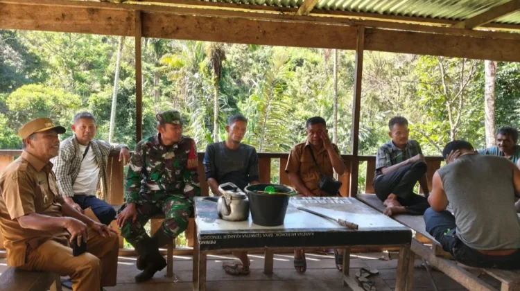 Babinsa Koramil 06/Kerajaan dan Kades Ingatkan Warga