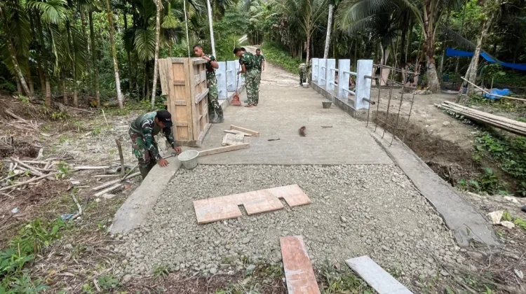 Karya Bakti Skala Besar TNI Bangun Jembatan Armco Sungai Menaula